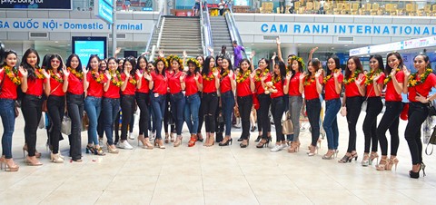 Dàn thí sinh thi Hoa hậu Hoàn vũ 2017 được chào đón tại Thành phố biển Nha Trang.