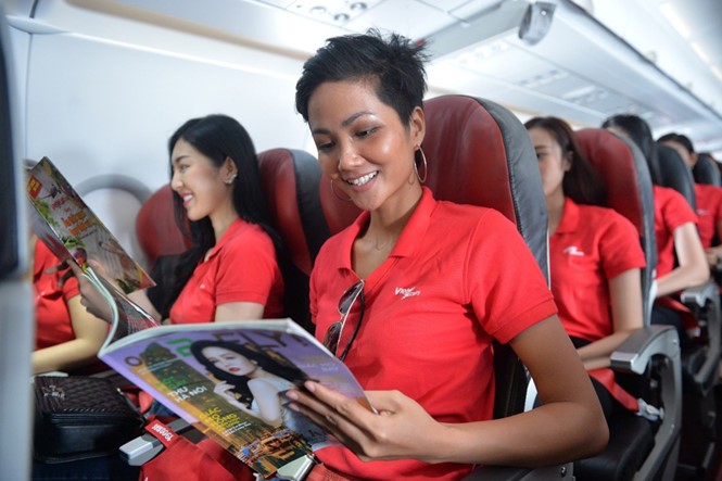 Hoa hậu H’Hen Niê trên chuyến bay của Vietjet.