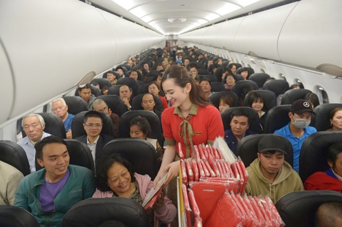 Trên chuyến bay chào năm mới của Vietjet, hành khách bất ngờ được tham gia rút thăm may mắn trúng vé máy bay khứ hồi và nhận nhiều quà tặng hấp dẫn.