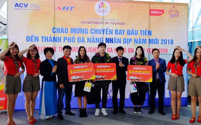 Giám đốc Văn phòng Vietjet miền Trung Trần Hoàng Linh, Phó giám đốc Sở Du lịch Đà Nẵng Nguyễn Xuân Bình, cùng Phó giám đốc Cảng HK quốc tế Đà Nẵng Nguyễn Bá Quân chào đón và tặng quà cho những hành khách đầu tiên đến Đà Nẵng khởi hành từ Seoul (Hàn Quốc).