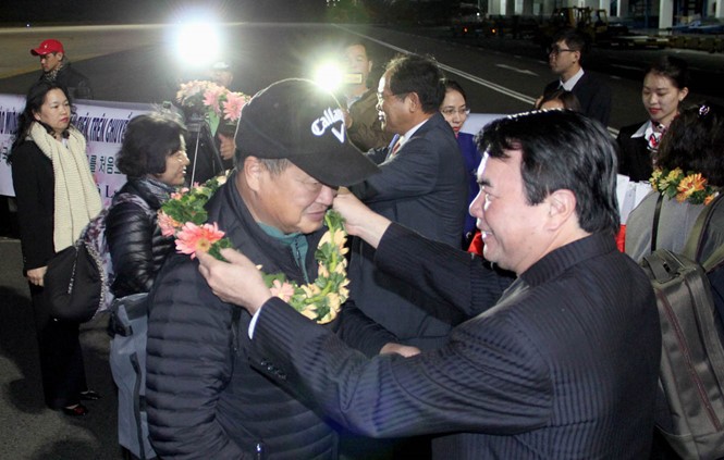 Ông Phạm S - Phó chủ tịch Ủy ban nhân dân tỉnh Lâm Đồng chào đón và tặng hoa du khách từ Hàn Quốc đến sân bay Liên Khương.
