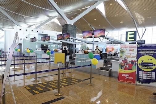 Khu vực phục vụ các chuyến bay đi và đến của Vietjet tại nhà ga mới T2 được thiết kế đồng bộ, trang thiết bị hiện đại và hệ thống các biển hiệu nổi bật.