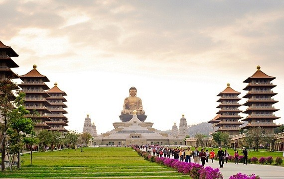 Với kiến trúc hùng vĩ và là nơi thiết lập trường đại học Phật giáo của Đài Loan, Phật Quang Sơn Tự được mệnh danh là &quot;kinh đô Phật giáo Đài Nam&quot;.