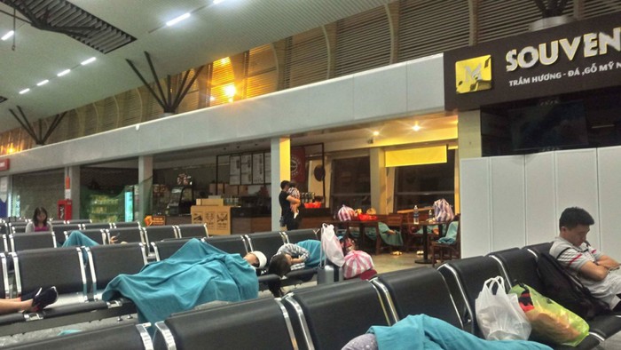 Nhiều hành khách bay Vietnam Airlines nằm vật vờ tại sân bay do bị chậm, hủy chuyến từ 20h tối ngày 14/5 đến tận 3h sáng ngày 15/5. Ảnh: Hà Phương/GDXH