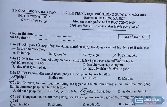 Đề thi môn Giáo dục công dân trong phòng thi số 0059 tại phần họ tên thí sinh và số báo danh để trống là vi phạm nghiêm trọng quy chế thi. Ảnh: Vũ Phương