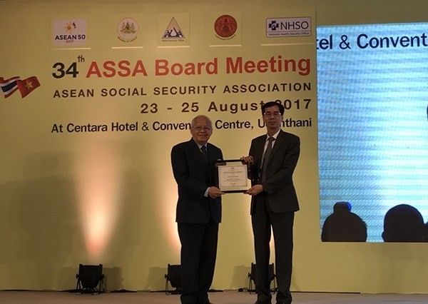 Phó Tổng Giám đốc Đào Việt Ánh nhận Bằng khen của Chủ tịch ASSA nhiệm kỳ 2016 – 2017.
