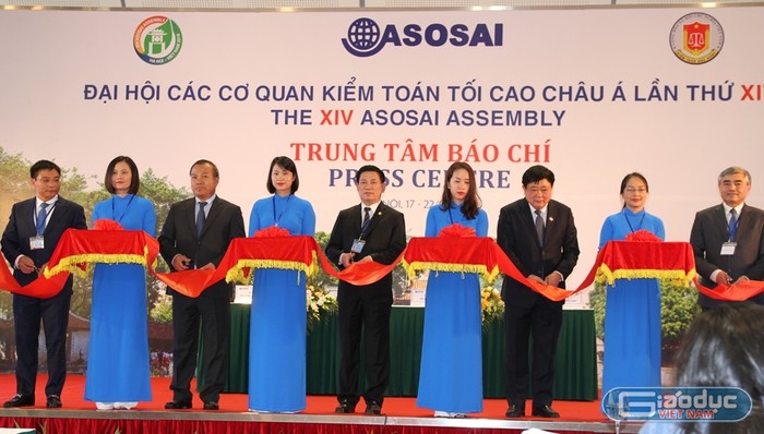 Các đại biểu cắt băng khai trương Trung tâm Báo chí và họp báo về nội dung Đại hội Tổ chức Các cơ quan Kiểm toán tối cao châu Á lần thứ 14 (Đại hội ASOSAI 14). Ảnh: Vũ Phương.