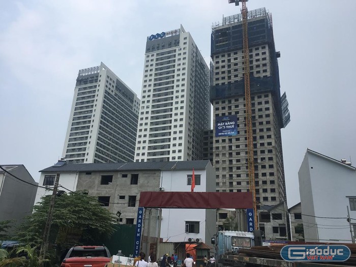 Block B tòa nhà HH3 (ngoài cùng bên phải) dự kiến bàn giao nhà vào quý 4/2017 nhưng đã chậm tiến độ nhiều tháng. Ảnh: N.H