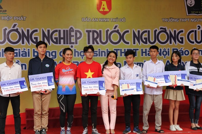 Nữ doanh nhân Trần Uyên Phương trao học bổng trị giá 45 triệu đồng &quot;Chuyện nhà Dr Thanh&quot; cho học sinh có thành tích học tập tốt. Ảnh: Vũ Phương.