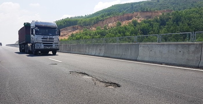 Cao tốc Đà Nẵng - Quảng Ngãi mới đưa vào sử dụng đã xuất hiện tình trạng bong tróc, nhiều ổ gà, nhiều đoạn đường có dấu hiệu sụt lún. Ảnh: Báo TNMT.