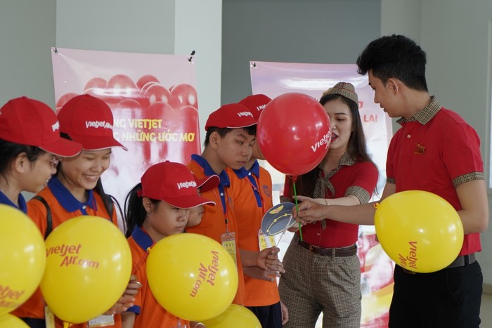 Các tiếp viên trẻ trung của Vietjet cũng dành thời gian vui Trung thu cùng các em nhỏ.