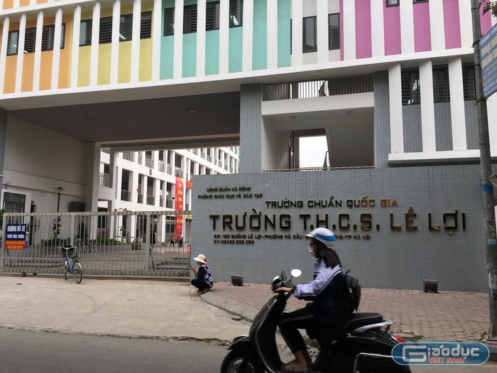 Nhiều phụ huynh Trường trung học cơ sở Lê Lợi (Hà Đông) bày tỏ thất vọng trước ngôi trường chuẩn quốc gia, trường điểm của quận lại nhũng nhiễu, dấu hiệu tiêu cực tinh vi như vậy. Ảnh: Vũ Phương.