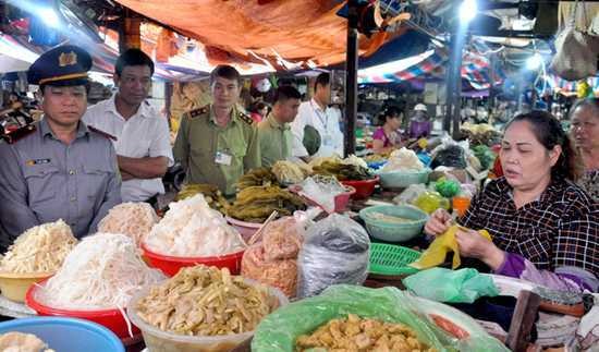 Liên tục kiểm tra để ngăn chặn thực phẩm kém chất lượng, đồng thời cũng nâng cao ý thức của những người bán hàng.