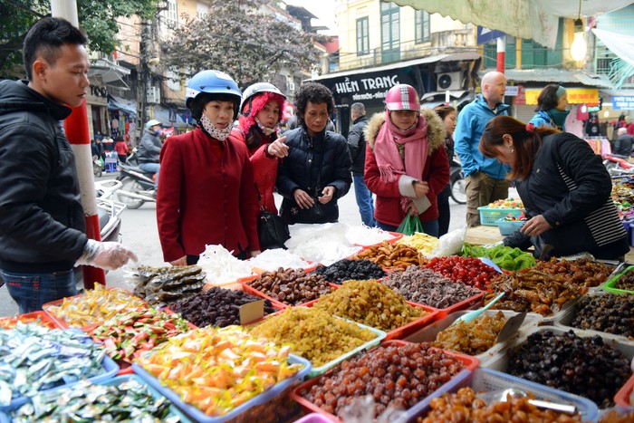 Thực phẩm nhiều màu sắc, không nhãn mác, không nguồn gốc xuất sứ, không đóng gói bán nhan nhản ngoài thị trường.