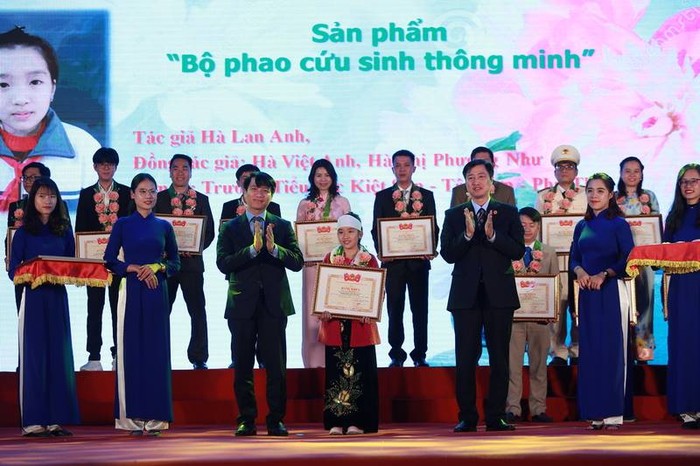 Em Hà Lan Anh, đại diện nhóm tác giả nhận Bằng khen của Trung ương Đoàn Thanh niên Cộng sản Hồ Chí Minh. Ảnh: NVCC