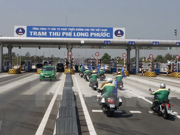 Cao tốc Thành phố Hồ Chí Minh-Long Thành-Dầu Giây mỗi ngày thu phí từ 3,3 - 3,4 tỷ đồng, ngày lễ tết lên 5 đến 6 tỷ đồng. Người dân rất quan tâm là đến bao giờ hết thời gian thu phí cao tốc này? Ảnh: TTXVN.