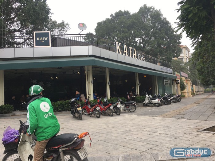 Hàng trăm m2 đất nằm trong khuôn viên nhà trường được cắt ra cho thuê làm quán cafe. Ảnh: Vũ Phương.