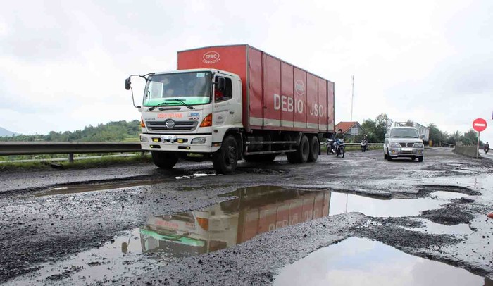 Đoạn đường Quốc lộ qua huyện Tuy An, tỉnh Phú Yên xuất hiện nhiều ổ gà, ổ voi khiến nhiều phương tiện rất vất vả đi qua vì bị sập ổ gà. Hình ảnh chụp tài thời điểm giữa tháng 11/2018. Ảnh: VNN.