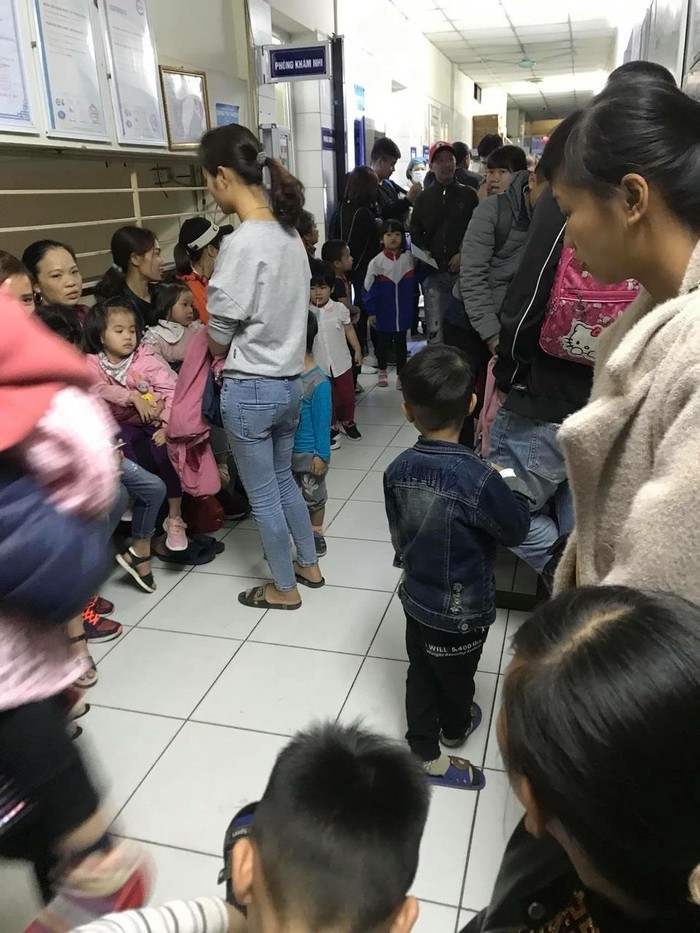 Nhiều phụ huynh Trường mầm non Thanh Khương đưa con đi khám tại bệnh viện ở Hà Nội ngày 15/3. Ảnh: NVCC.