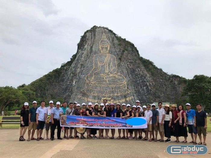 Chuyến Tham quan, học tập kinh nghiệm tại Thái Lan năm 2018 của Phòng Giáo dục và Đào tạo huyện Thuận Thành có cả bà Hương (ngoài cùng bên trái) là Giám đốc Công ty trách nhiệm hữu hạn đầu tư tài chính Hương Thành - đơn vị cung cấp thực phẩm cho 19 trường mầm non. Ảnh: NVCC.