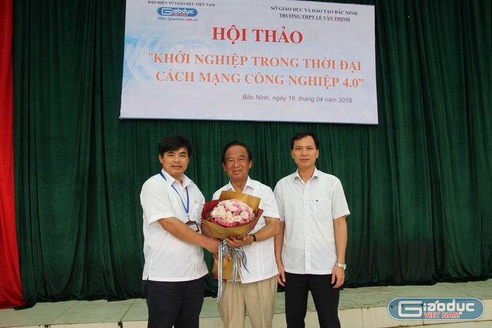 Ban giám hiệu Trường trung học phổ thông Lê Văn Thịnh tặng hoa và cảm ơn sâu sắc Giáo sư Nguyễn Lân Dũng. Ảnh: Vũ Phương.