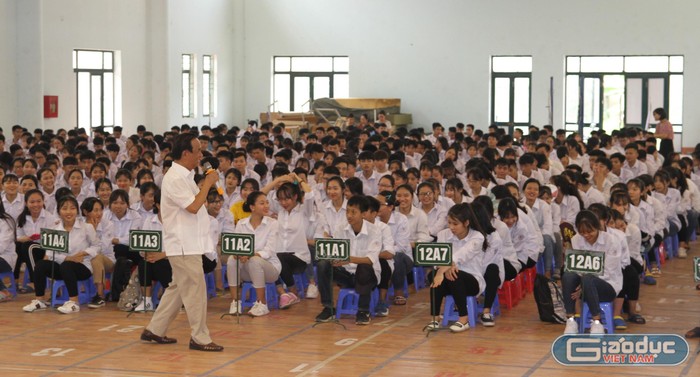 Giáo sư Nguyễn Lân Dũng cho biết, trong thời kỳ cách mạng công nghiệp 4.0 có nhiều công việc mất đi do robot thay thế. Ảnh: Vũ Phương.