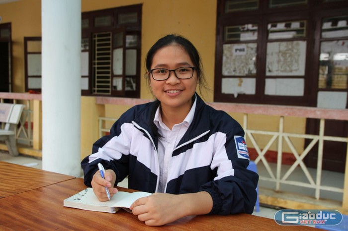 Vũ Thị Thuy Thủy tự tin sẽ đạt thành tích cao trong kỳ thi trung học phổ thông quốc gia sắp tới. Thủy cũng khuyên các bạn học chắc kiến thức trong sách giáo khoa hoàn toàn có thể đạt điểm 8 môn Toán. Ảnh: Vũ Phương.