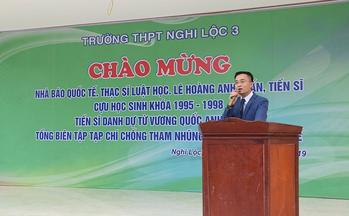 &quot;Nhà báo quốc tế&quot; Lê Hoàng Anh Tuấn được xem là tấm gương sáng và được chào đón nồng nhiệt tại Trường trung học phổ thông Nghi Lộc 3 vào cuối tháng 2. Ảnh: Website Trường Nghi Lộc 3.