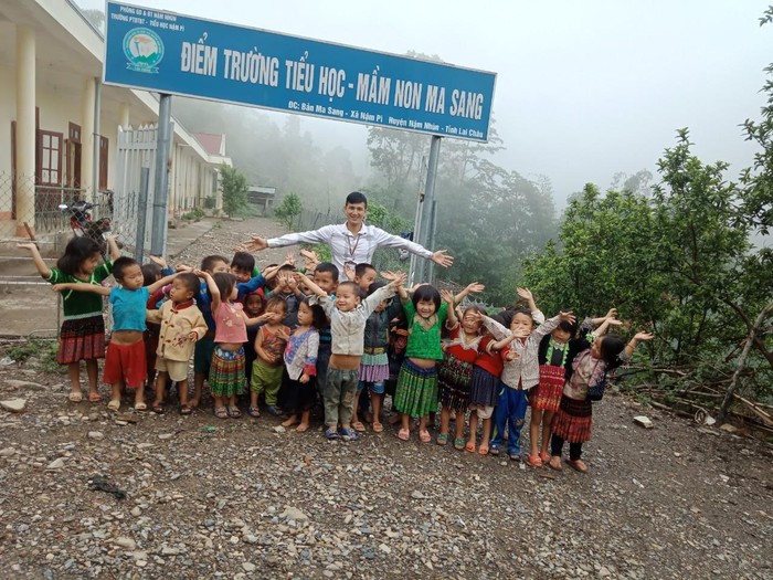 Thầy giáo Hoàng Văn Công và những học sinh vô cùng đáng yêu tại điểm trường mầm non bản Ma Sang. Ảnh: NVCC.