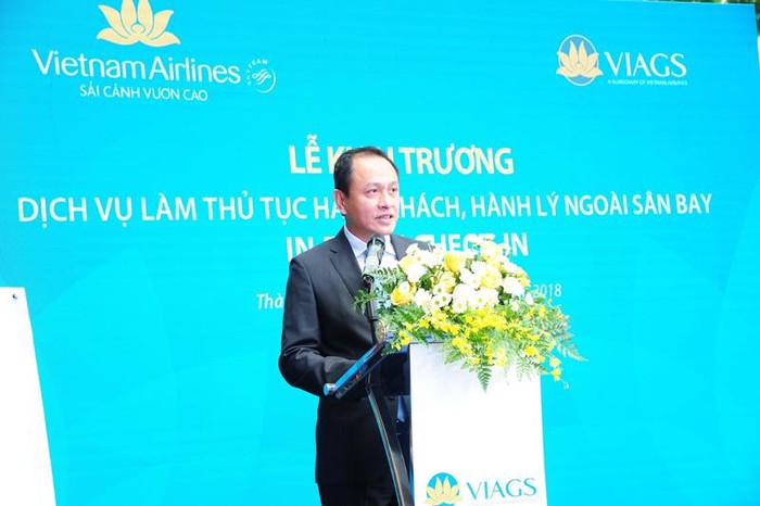 Ông Lê Hồng Hà, Phó tổng Giám đốc Vietnam Airlines được cho là chỉ đạo lùi giờ bay để chờ Tổng giám đốc Tập đoàn Bảo Việt - ông Đỗ Trường Minh chuyến bay VN31 đi Đức tối ngày 28/5. Ảnh: VNA.