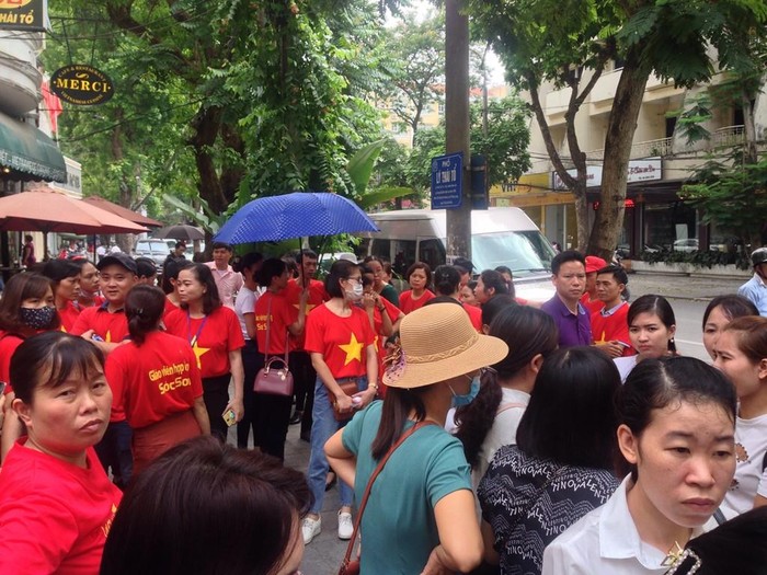 Hàng trăm giáo viên trong tâm trạng buồn bã có mặt tại trụ sở tiếp dân Thành phố Hà Nội. Ảnh: Công Tiến.