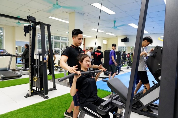 Phòng tập gym với chi phí chỉ 90.000 đồng/tháng giúp sinh viên rèn luyện thể lực, sức khỏe sau những giờ học tập căng thẳng.