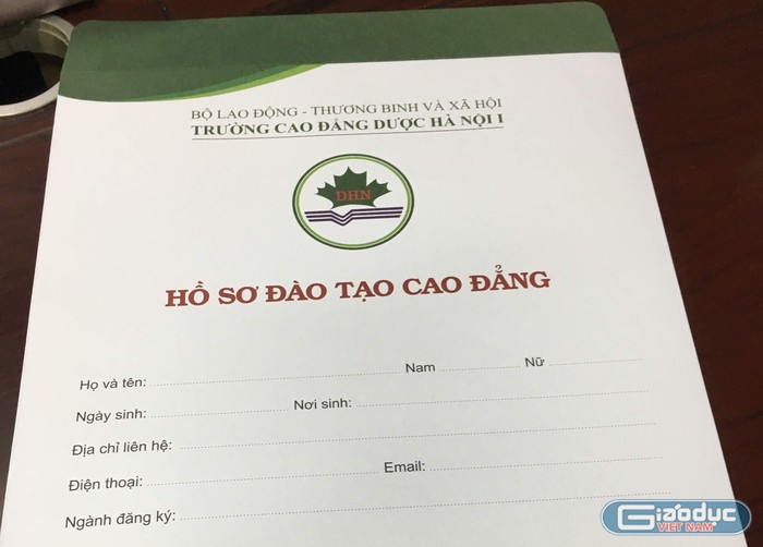 Hồ sơ, thông báo trúng tuyển gửi đến thí sinh vẫn ghi Trường Cao đẳng Dược Hà Nội 1. Ảnh: Vũ Phương.