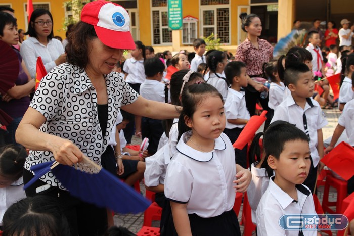 Hình ảnh bà đưa cháu vào lớp 1 đến trường dự Lễ khai giảng năm học mới. Ảnh: Vũ Phương.