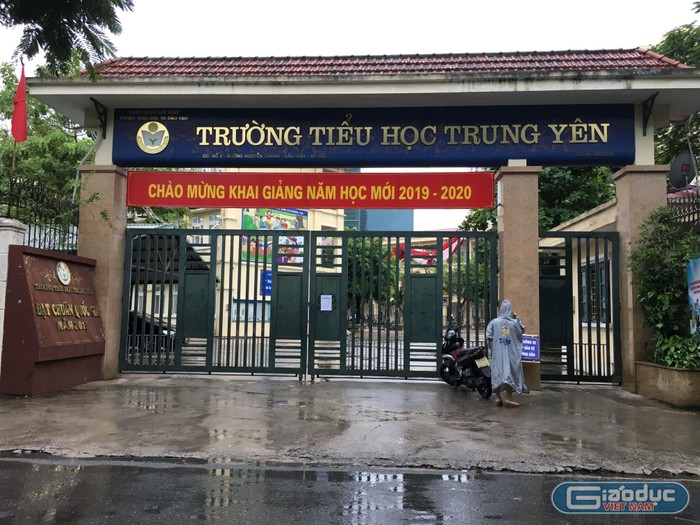 Trường Tiểu học Trung Yên ra thông báo đăng ký uống sữa học đường đến phụ huynh lại gộp luôn tiền sữa học đường và tiền ăn bán trú. Ảnh: Vũ Phương.