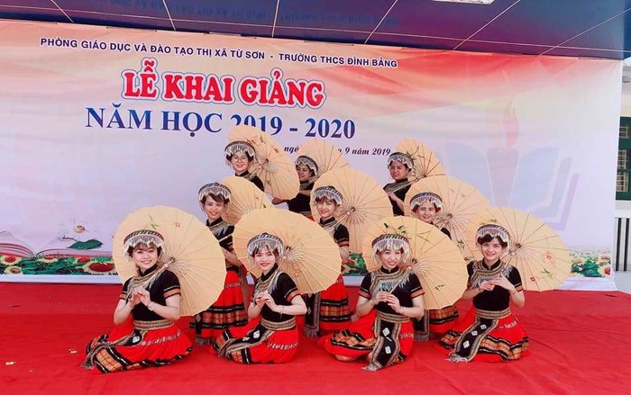 Sau lễ Khai giảng năm học mới 2019-2020 ấn tượng, phụ huynh Trường Trung học cơ sở Đình Bảng đã được thông báo đóng nhiều khoản tiền ngoài quy định. Ảnh chỉ mang tính chất minh họa, nguồn: Trường Trung học cơ sở Đình Bảng.