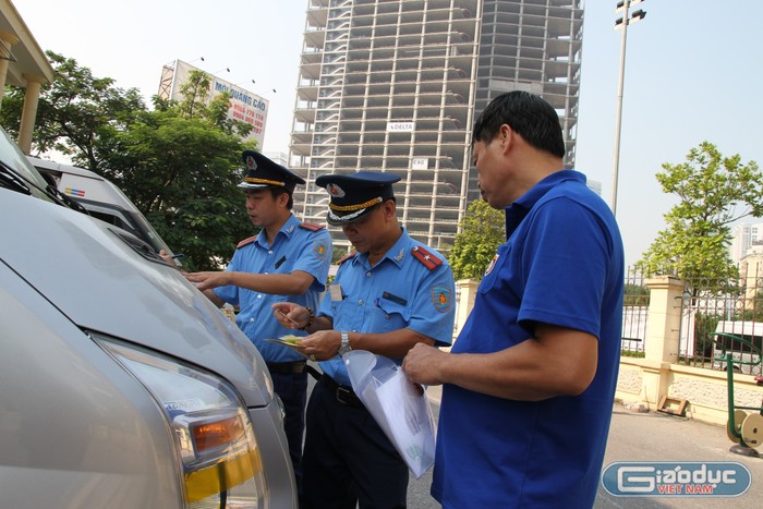 Cán bộ Thanh tra giao thông kiểm tra điều kiện rất kỹ điều kiện các phương tiện, lái xe đưa đón học sinh. Ảnh: Vũ Phương.