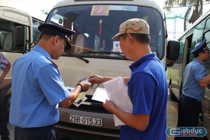 Thanh tra giao thông liểm tra các giấy tờ theo quy định về điều kiện phương tiện và điều kiện lái xe. Ảnh: Vũ Phương.