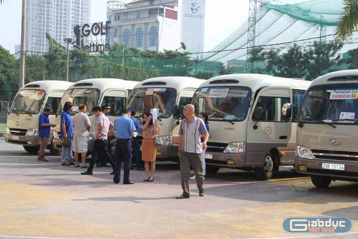 Theo kế hoạch, liên ngành kiểm tra điều kiện phương tiện, điều kiện lái xe các trường có dịch vụ đưa đón học sinh trên địa bàn quận Cầu Giấy. Ảnh: Vũ Phương.