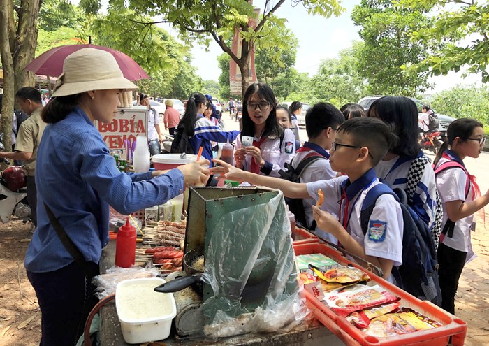 Nguy cơ mất an toàn thực phẩm tại nhiều cổng trường trên cả nước.