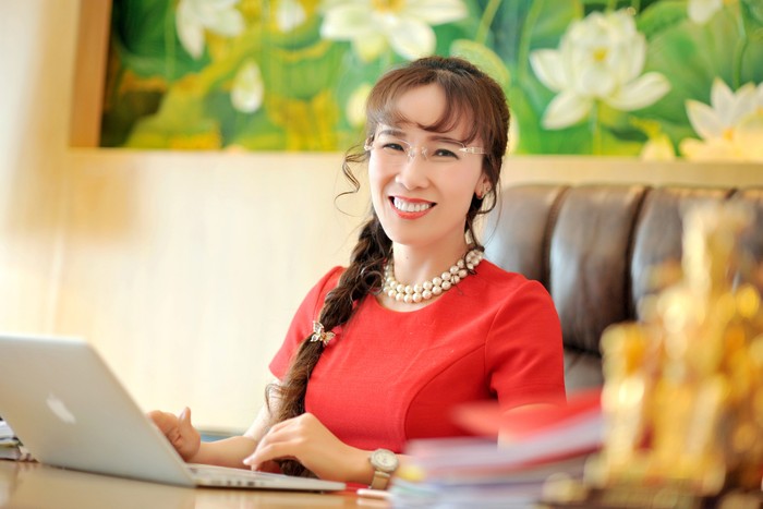 Madame Thảo được biết đến là người phụ nữ nhân hậu, giàu tình cảm, sôi nổi trong các hoạt động đoàn thể và rất chăm đi làm từ thiện. Ảnh: HDBank.