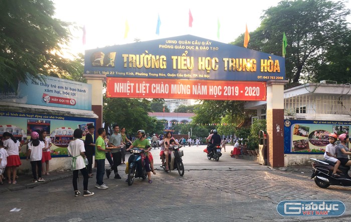 Nhiều phụ huynh Trường Tiểu học Trung Hòa mua đủ bộ sách giá cao ngất ngưởng vì nhà trường bán kèm nhiều sách tham khảo. Ảnh: Vũ Phương