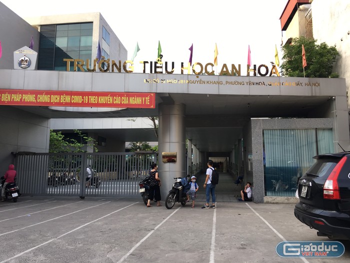 Một phụ huynh Trường Tiểu học An Hòa cho biết, không đăng ký mua thiết bị tối thiểu vẫn bị tính tiền. Ảnh: Vũ Phương.