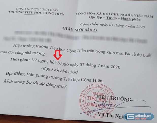 Phụ huynh có ý kiến phản ánh về những khoản thu của nhà trường bị mời lên làm việc với nhà trường vào nhiều thời điểm khác nhau, thậm chí vào 20 giờ tối (mũi tên đỏ). Ảnh: NVCC.