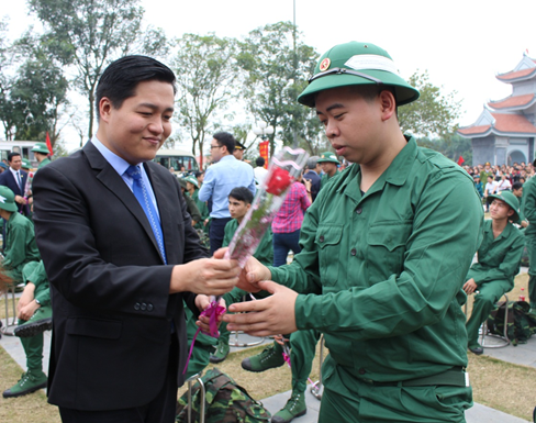 Ông Nguyễn Nhân Chinh vừa được chỉ định làm bí thư thành ủy Bắc Ninh trong một lần tặng hoa động viên tân binh lên đường nhập ngũ. Ảnh: Tỉnh đoàn Bắc Ninh.