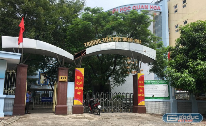 Một số phụ huynh Tiểu học Quan Hoa (Cầu Giấy, Hà Nội) bức xúc trước việc không đăng ký Sổ liên lạc điện tử bị gây khó. Ảnh: Vũ Phương.