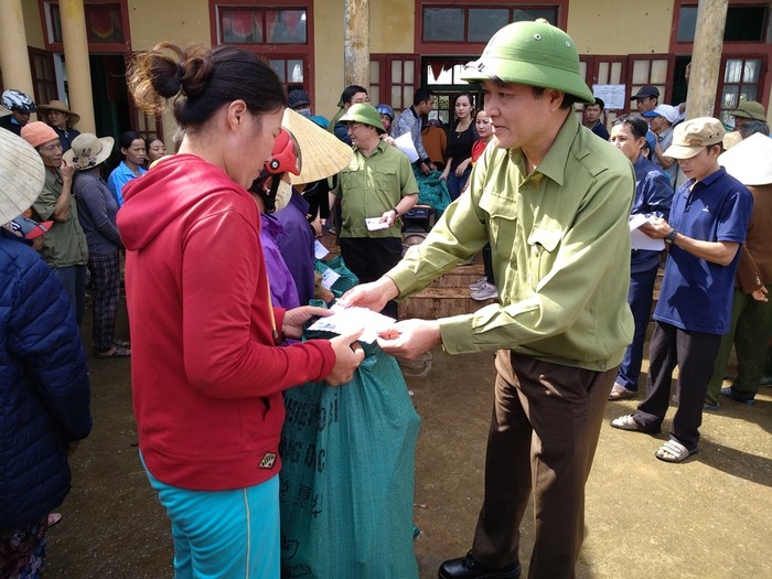 Ông Nguyễn Anh Dũng - Trưởng ban Tuyên giáo Đảng ủy Bộ Xây dựng, Tổng Biên tập Báo Xây dựng đã chuyển tận tay bà con nghèo tại huyện Lệ Thuỷ, tỉnh Quảng Bình những món quà do tập thể cán bộ, phóng viên Báo quyên góp.