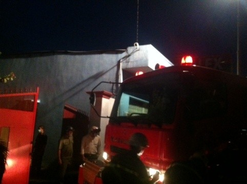 Một xe cứu hộ - cứu nạn được điều động tới để tìm nạn nhân bị vùi lấp ở ngôi nhà phát ra tiếng nổ (Ảnh: H.L)