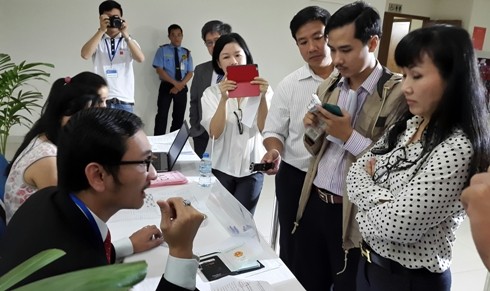 Dù không thiếu bất cứ điều kiện gì, nhưng bà Hòa vẫn không được đại diện ban tổ chức cho phép tham dự ĐH cổ đông thường niên 2014 của ĐH Hoa Sen (Ảnh: T.Q)