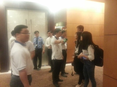 Đại diện BTC trường Hoa Sen đã đề nghị nhiều phóng viên ra khỏi khu vực tổ chức đại hội (ảnh: T.Q)